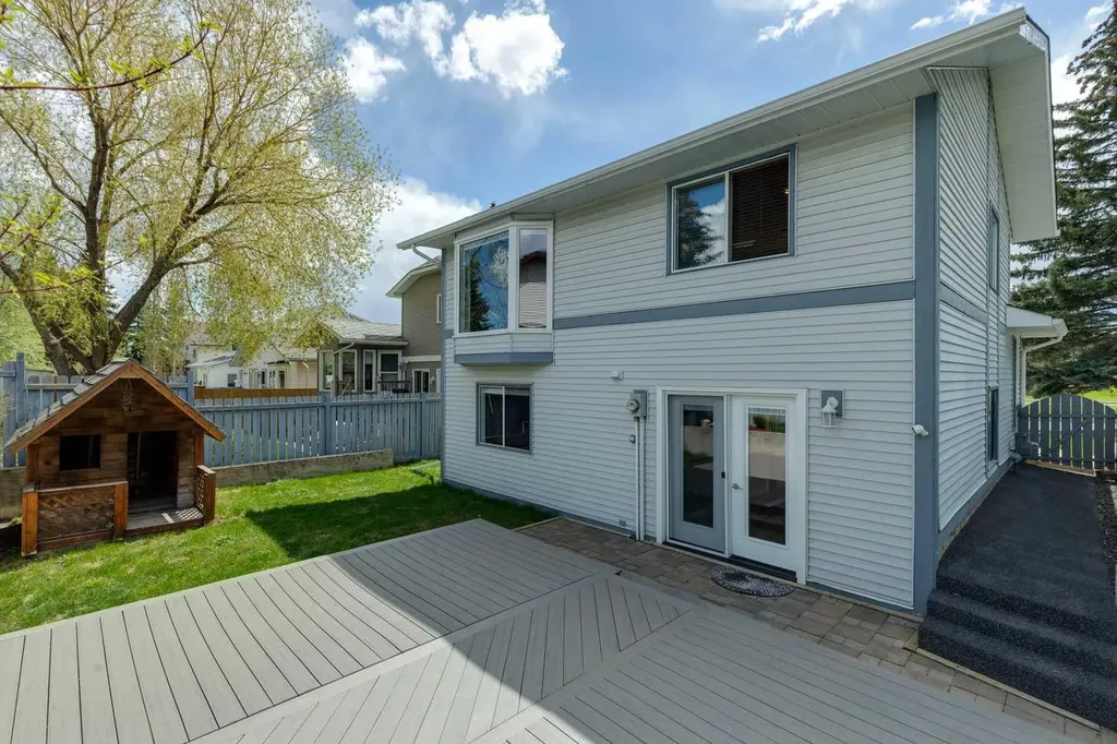 44 Scenic Cove Circle NW Calgary AB T3L 1N1