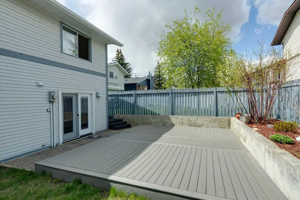 44 Scenic Cove Circle NW Calgary AB T3L 1N1