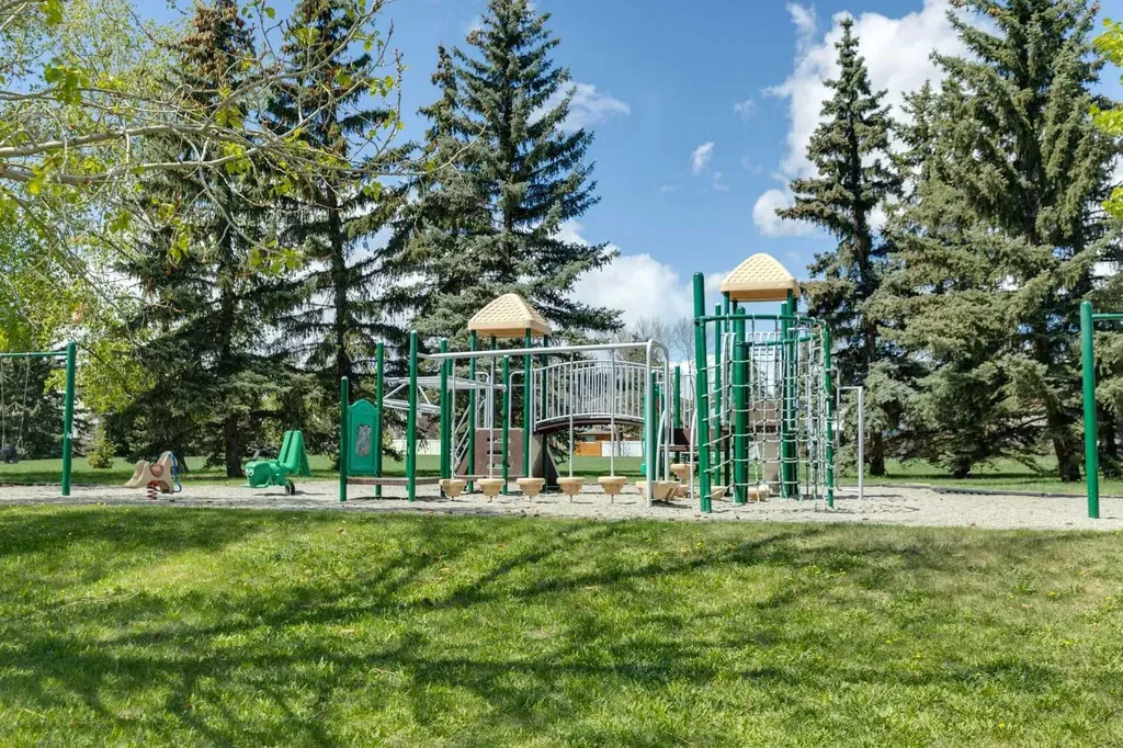 44 Scenic Cove Circle NW Calgary AB T3L 1N1