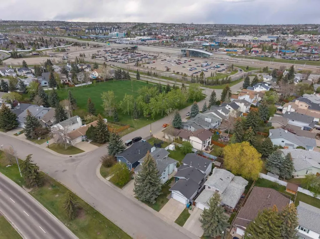 44 Scenic Cove Circle NW Calgary AB T3L 1N1