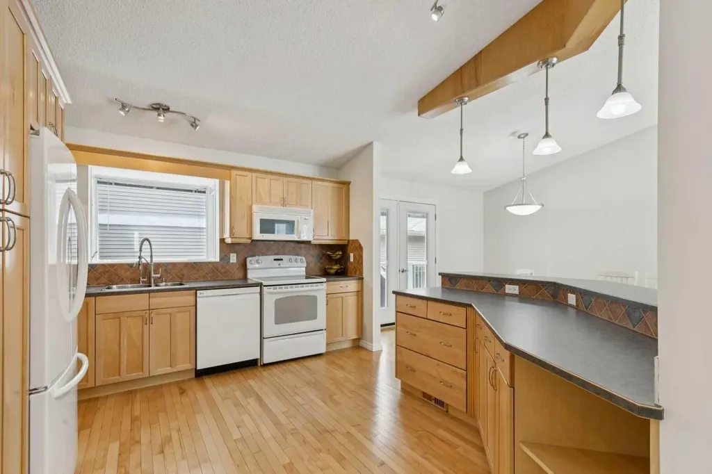 44 Scenic Cove Circle NW Calgary AB T3L 1N1