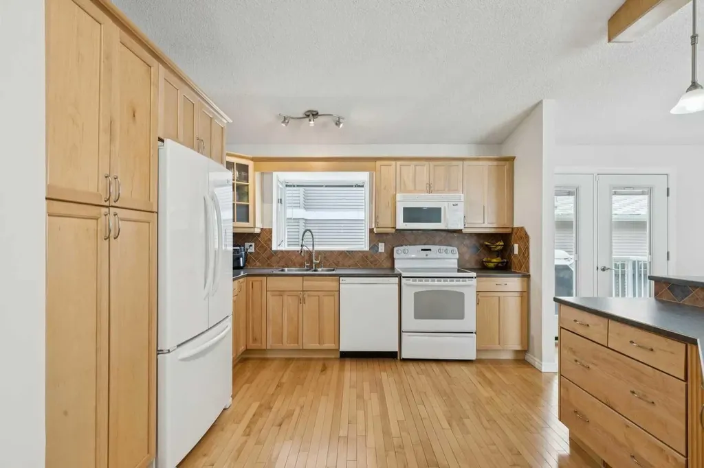 44 Scenic Cove Circle NW Calgary AB T3L 1N1