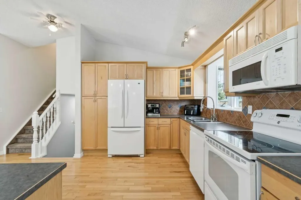 44 Scenic Cove Circle NW Calgary AB T3L 1N1
