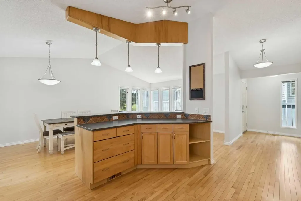 44 Scenic Cove Circle NW Calgary AB T3L 1N1