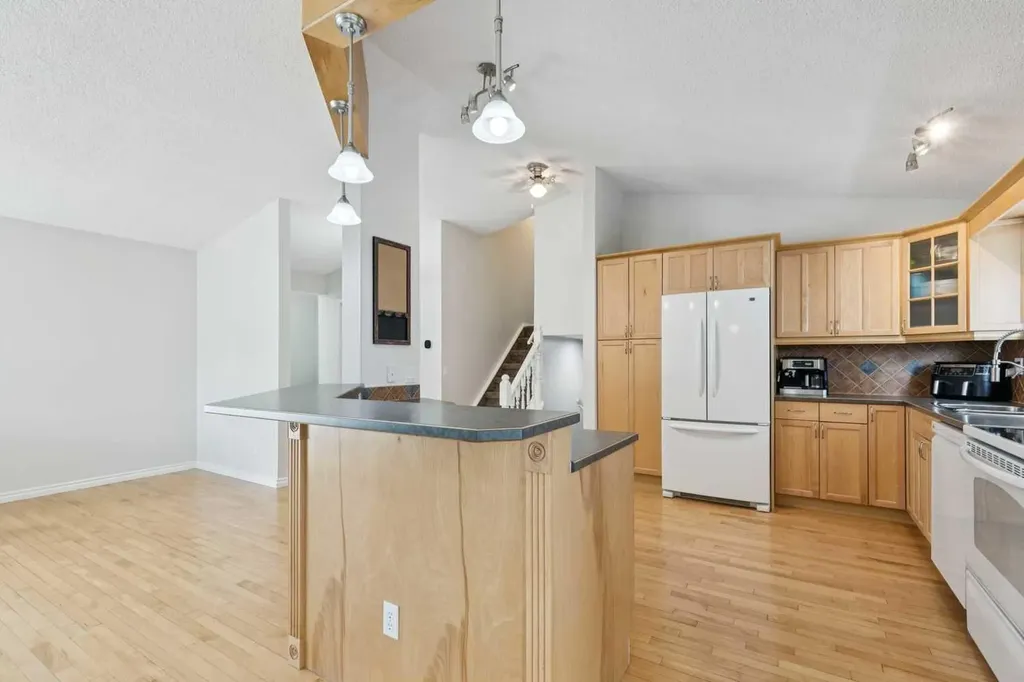 44 Scenic Cove Circle NW Calgary AB T3L 1N1