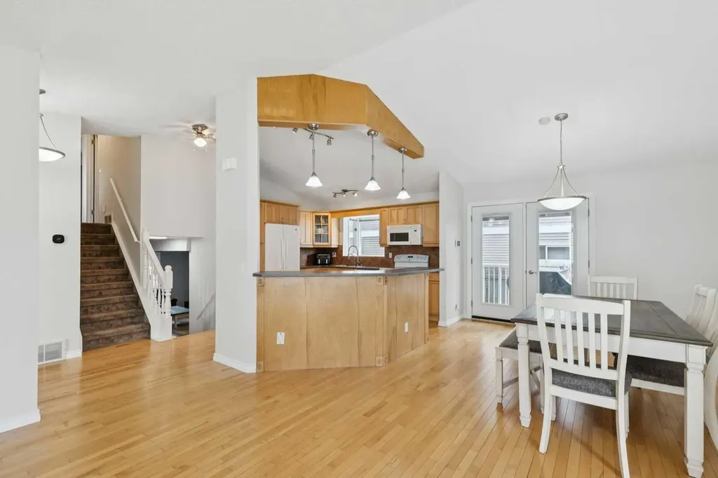 44 Scenic Cove Circle NW Calgary AB T3L 1N1