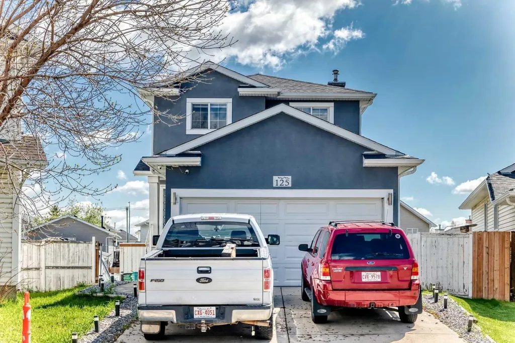 125 Coral Springs Bay NE Calgary AB T3J 3P4