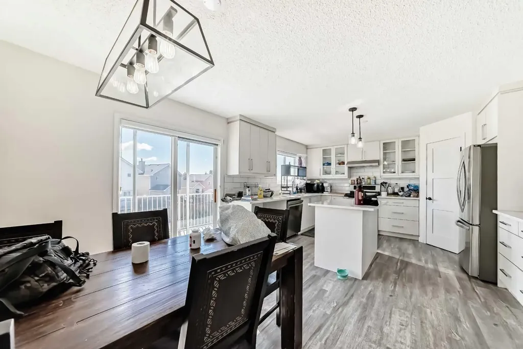 125 Coral Springs Bay NE Calgary AB T3J 3P4