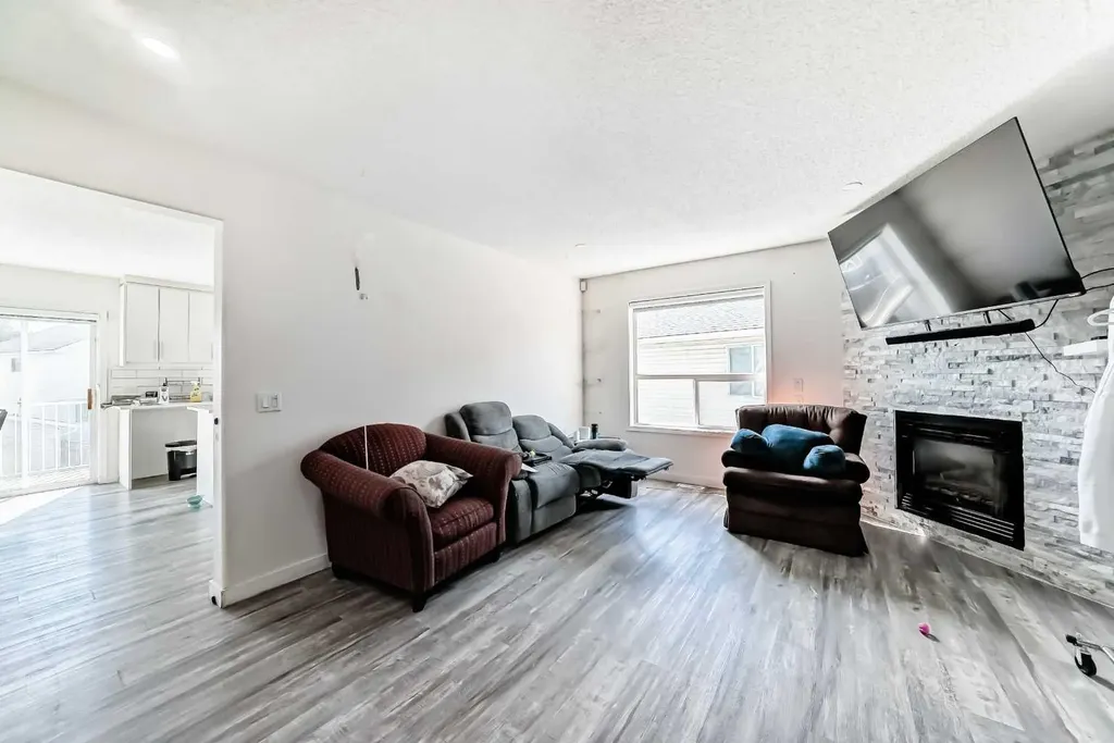 125 Coral Springs Bay NE Calgary AB T3J 3P4