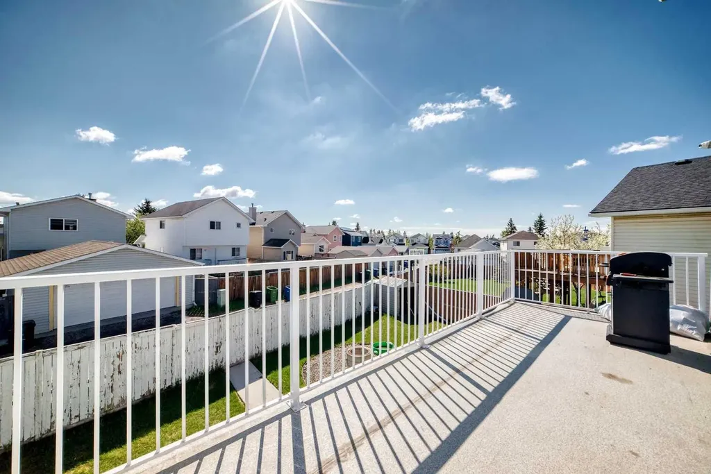 125 Coral Springs Bay NE Calgary AB T3J 3P4