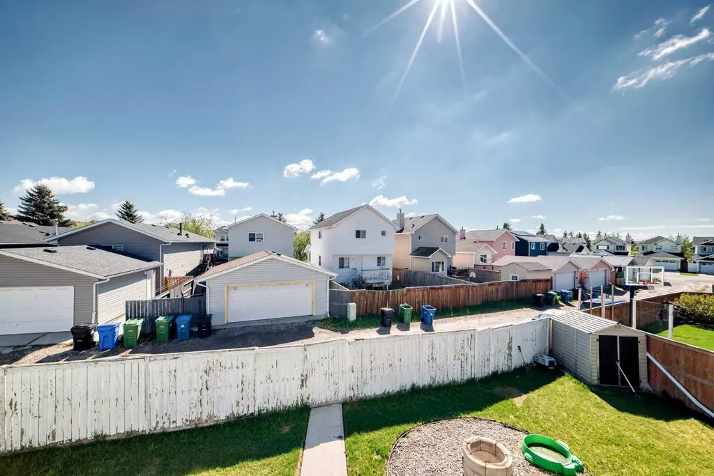 125 Coral Springs Bay NE Calgary AB T3J 3P4