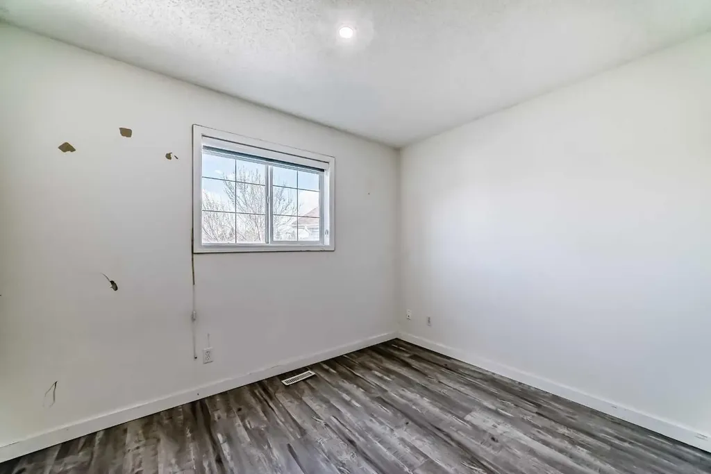 125 Coral Springs Bay NE Calgary AB T3J 3P4