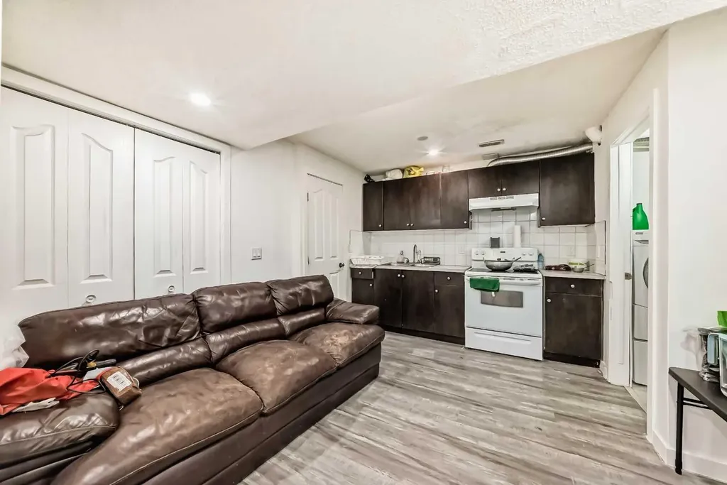 125 Coral Springs Bay NE Calgary AB T3J 3P4