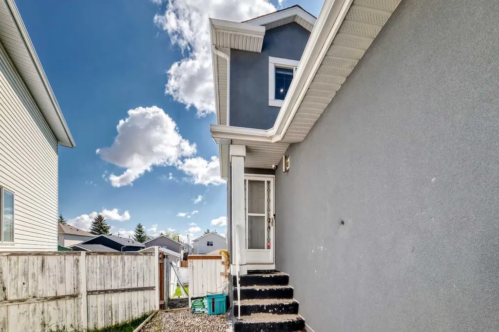 125 Coral Springs Bay NE Calgary AB T3J 3P4