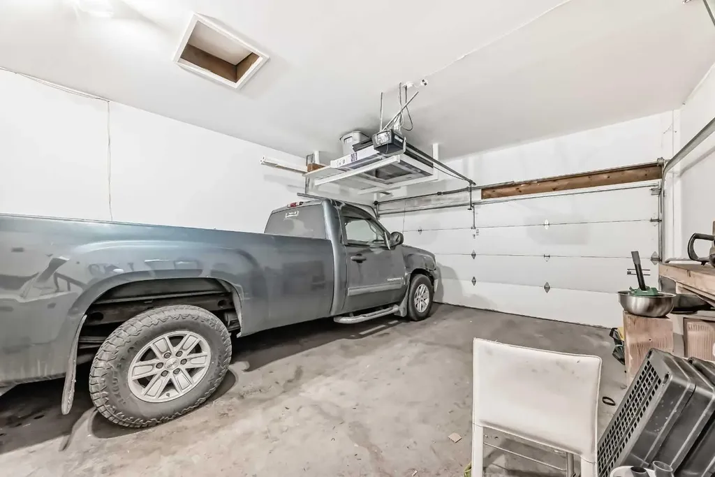 125 Coral Springs Bay NE Calgary AB T3J 3P4