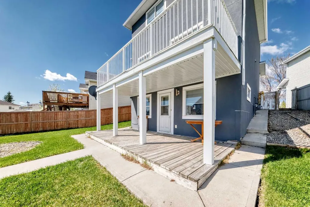 125 Coral Springs Bay NE Calgary AB T3J 3P4