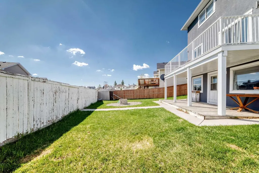 125 Coral Springs Bay NE Calgary AB T3J 3P4