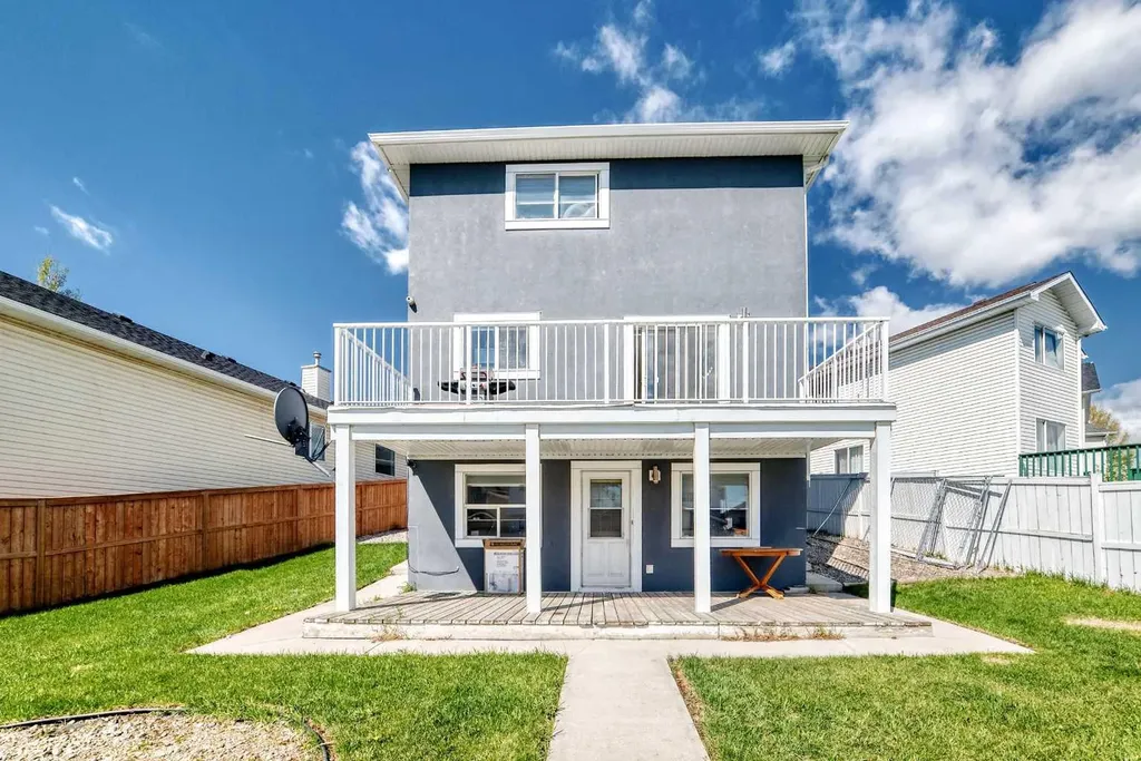 125 Coral Springs Bay NE Calgary AB T3J 3P4