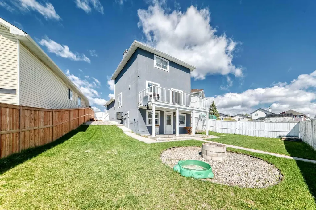 125 Coral Springs Bay NE Calgary AB T3J 3P4