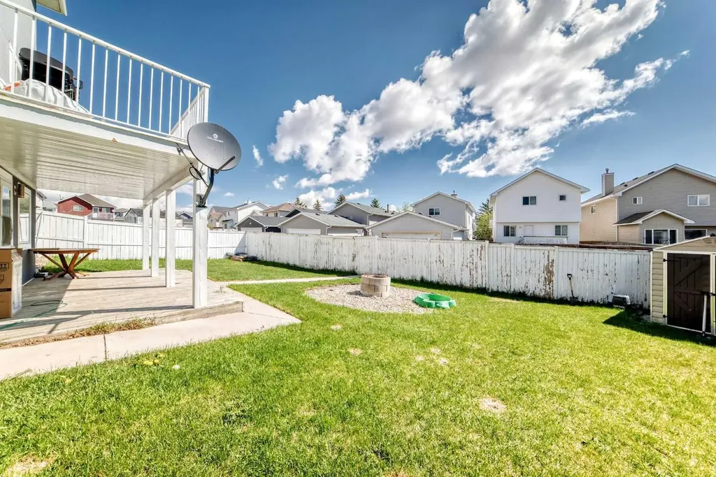 125 Coral Springs Bay NE Calgary AB T3J 3P4