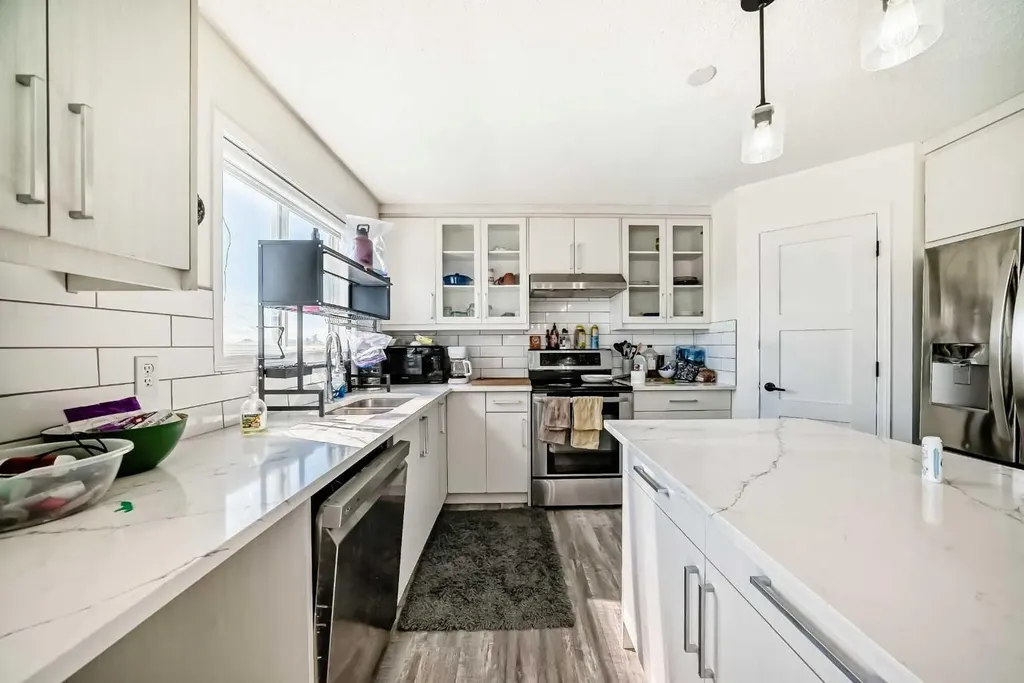 125 Coral Springs Bay NE Calgary AB T3J 3P4