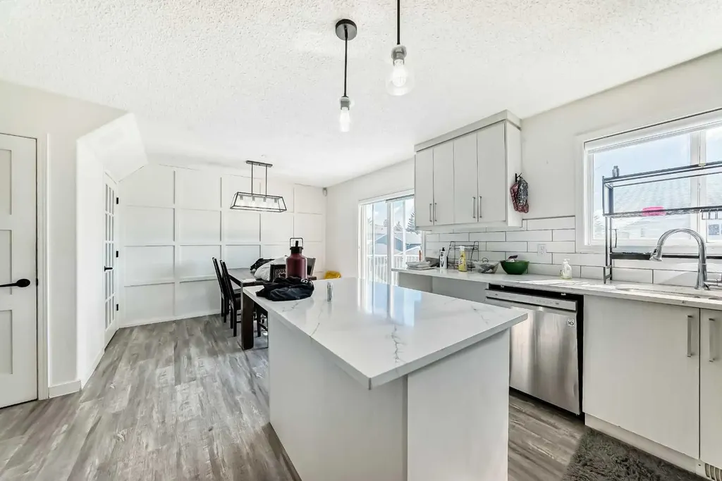 125 Coral Springs Bay NE Calgary AB T3J 3P4