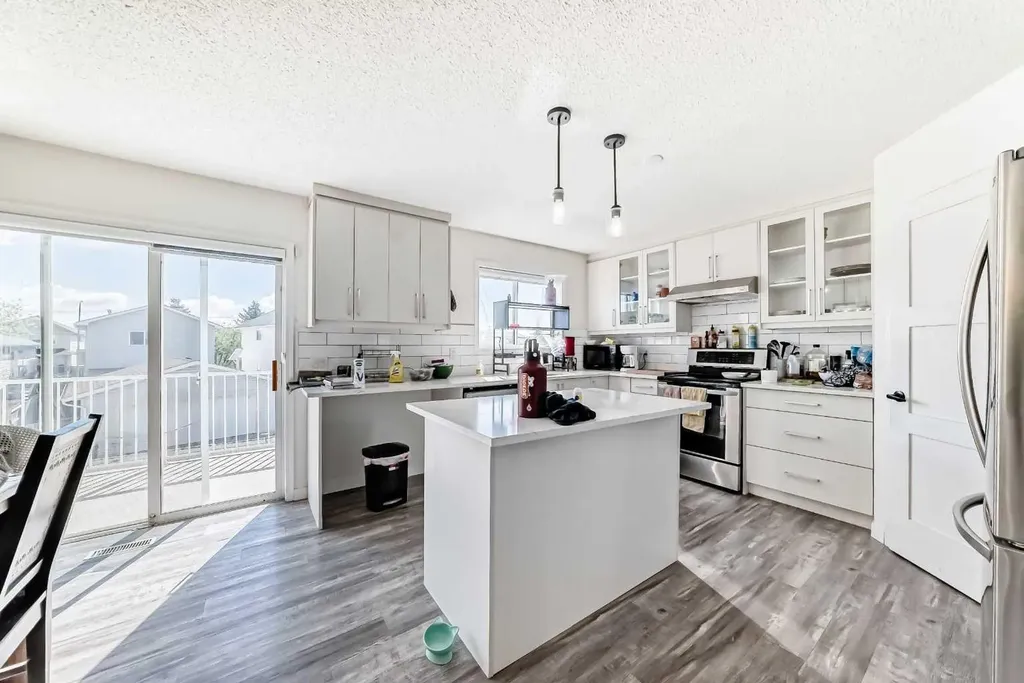 125 Coral Springs Bay NE Calgary AB T3J 3P4