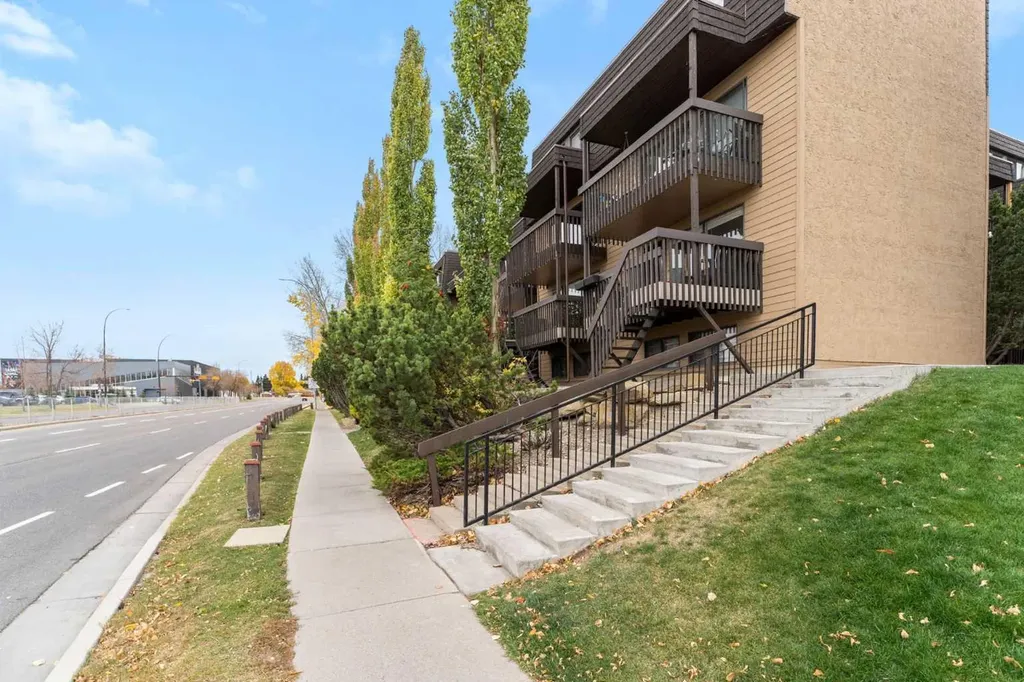 3519 49 Street NW Calgary AB T3A 2C7
