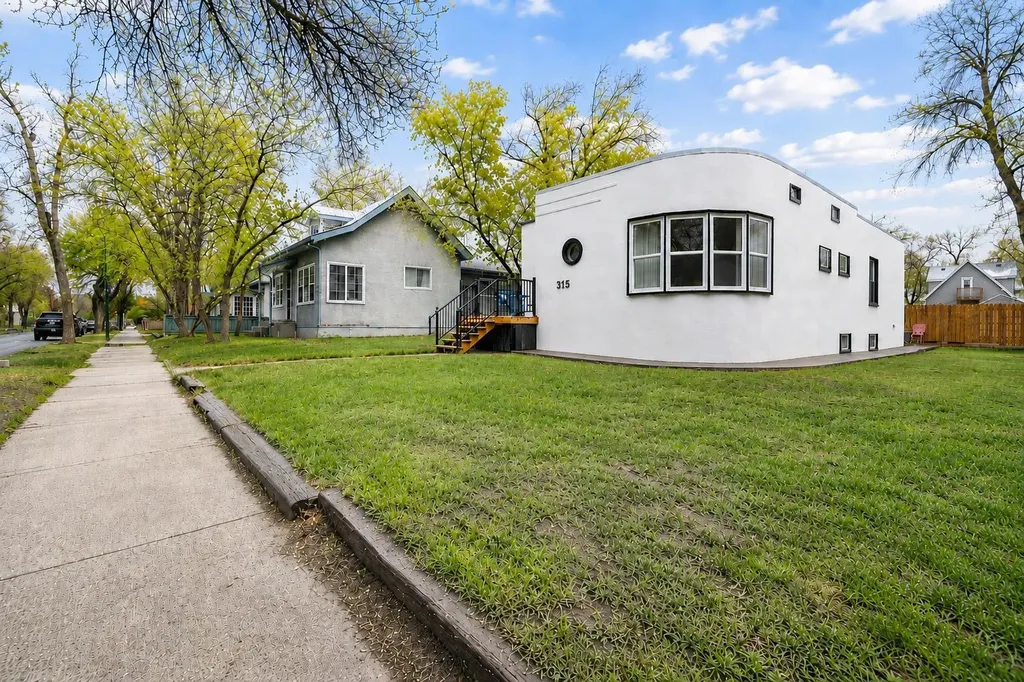 315 Aberdeen Street SE Medicine Hat AB T1A0R3