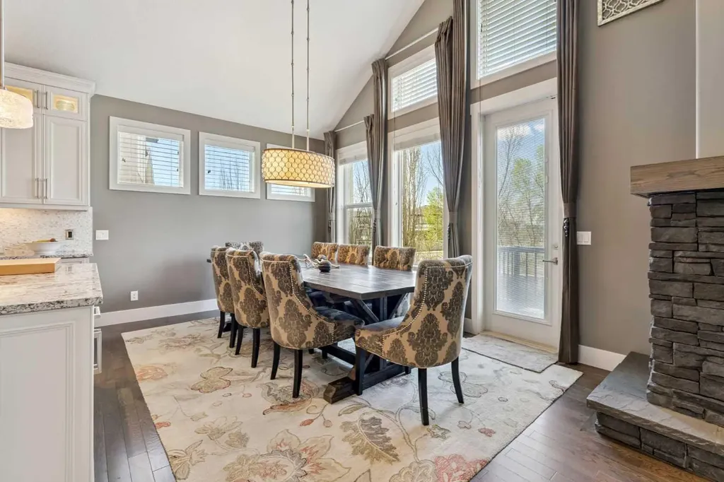 21 Rockford Road NW Calgary AB T3G 0c9