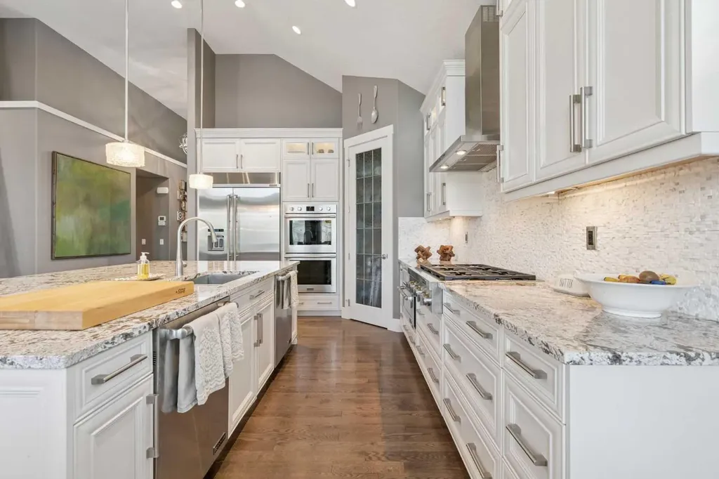 21 Rockford Road NW Calgary AB T3G 0c9