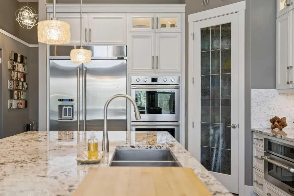 21 Rockford Road NW Calgary AB T3G 0c9