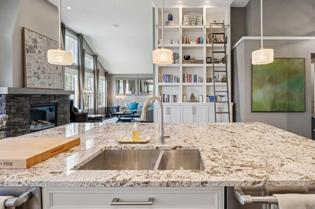 21 Rockford Road NW Calgary AB T3G 0c9