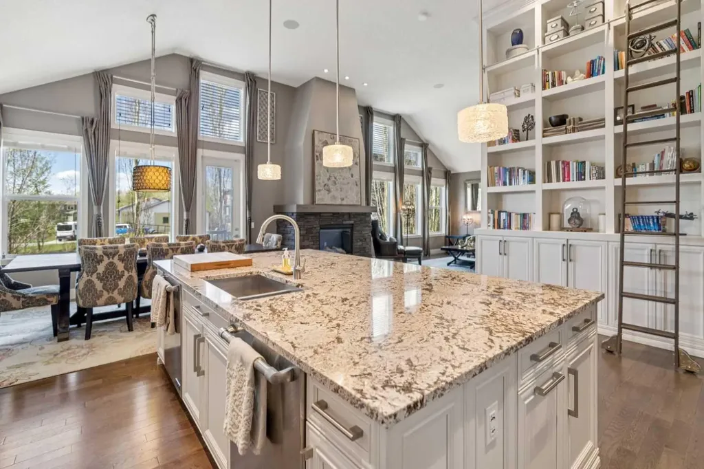 21 Rockford Road NW Calgary AB T3G 0c9