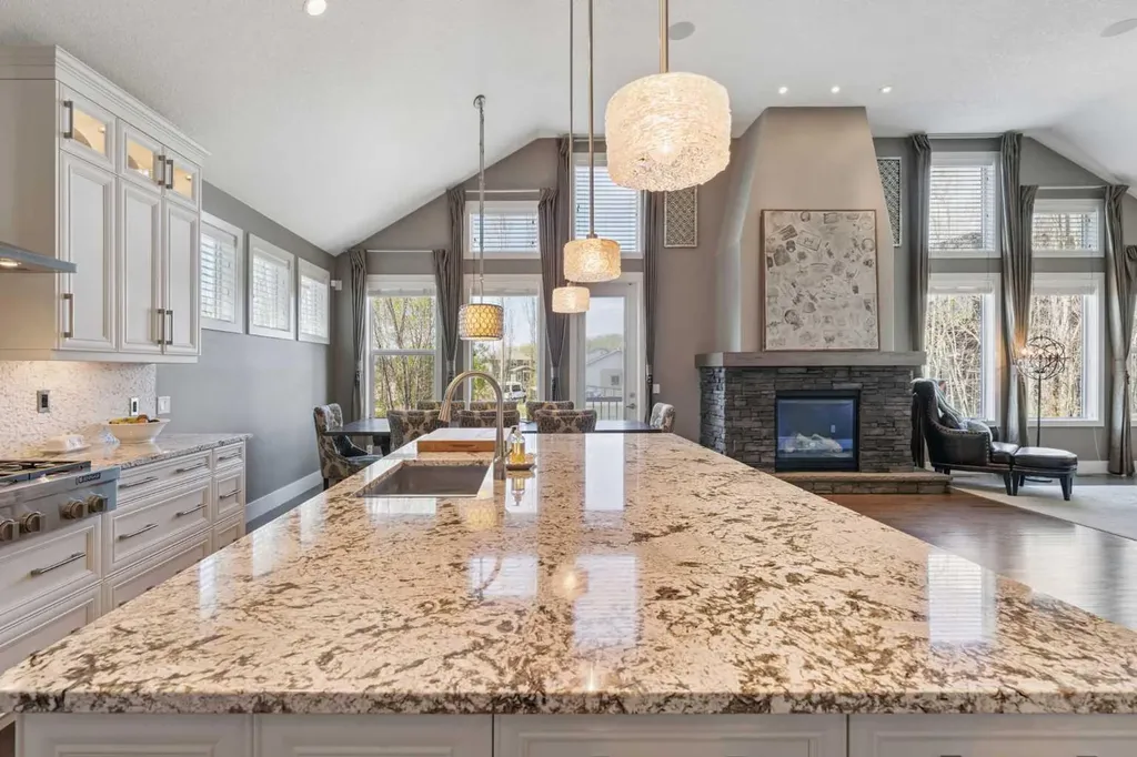 21 Rockford Road NW Calgary AB T3G 0c9