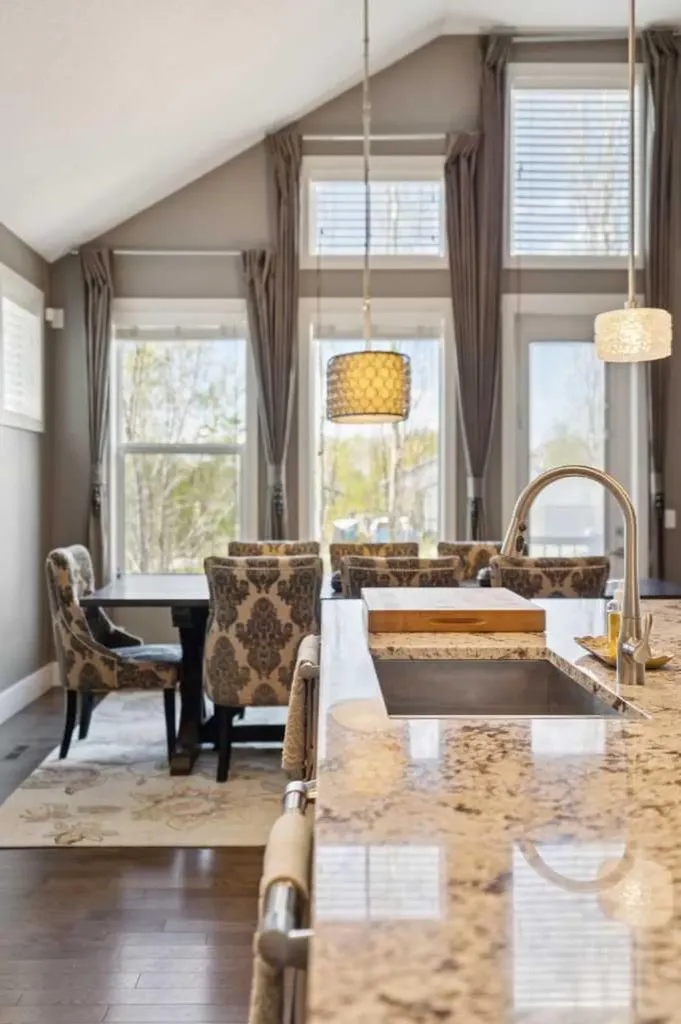 21 Rockford Road NW Calgary AB T3G 0c9