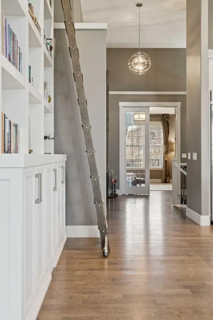 21 Rockford Road NW Calgary AB T3G 0c9