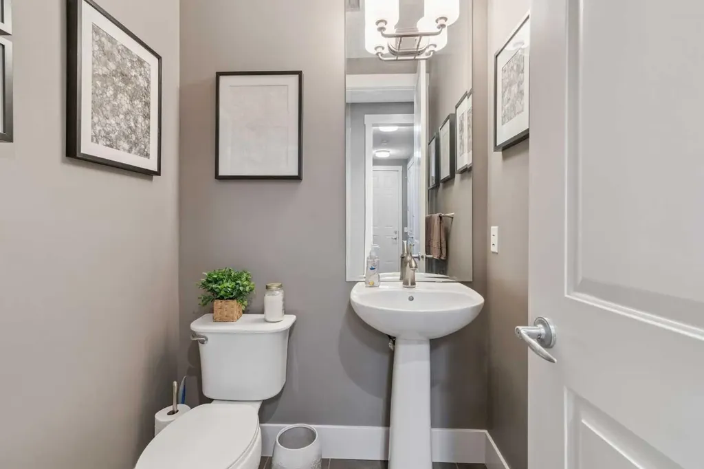 21 Rockford Road NW Calgary AB T3G 0c9