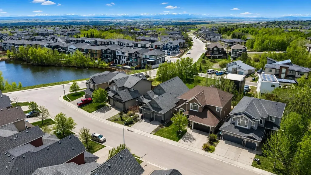 21 Rockford Road NW Calgary AB T3G 0c9