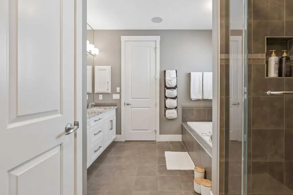 21 Rockford Road NW Calgary AB T3G 0c9