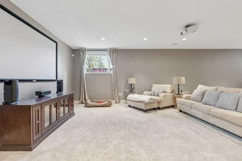 21 Rockford Road NW Calgary AB T3G 0c9