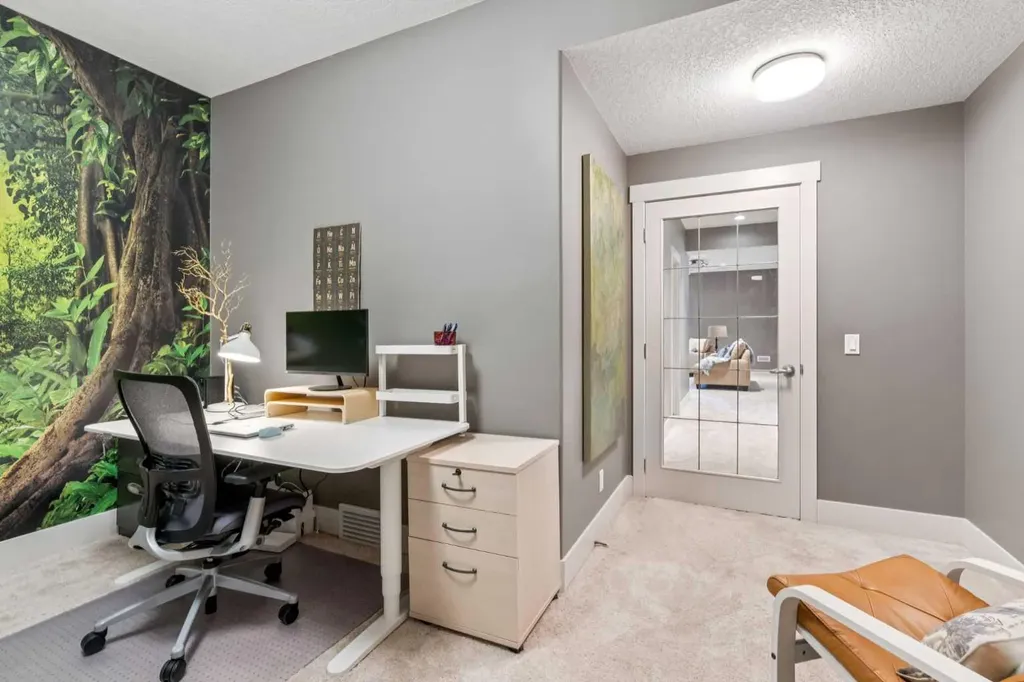 21 Rockford Road NW Calgary AB T3G 0c9
