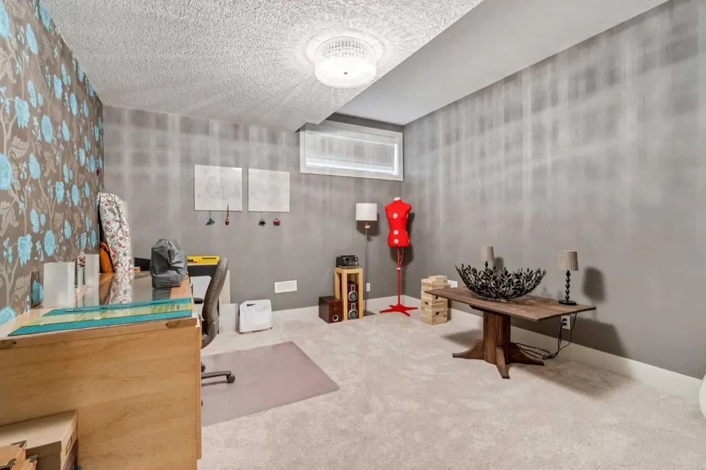 21 Rockford Road NW Calgary AB T3G 0c9