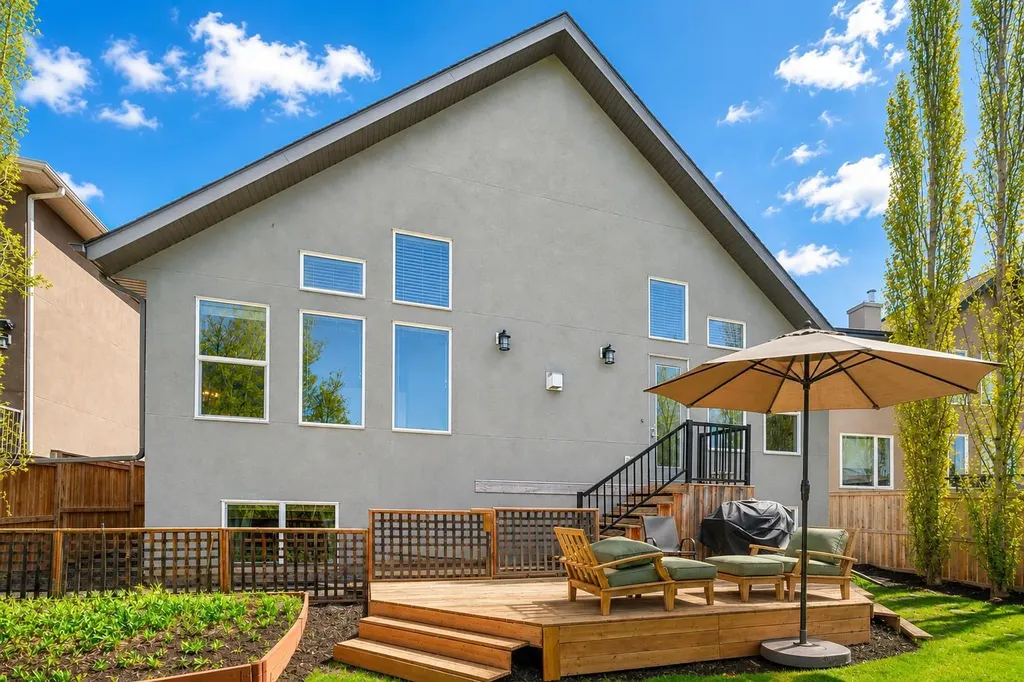 21 Rockford Road NW Calgary AB T3G 0c9