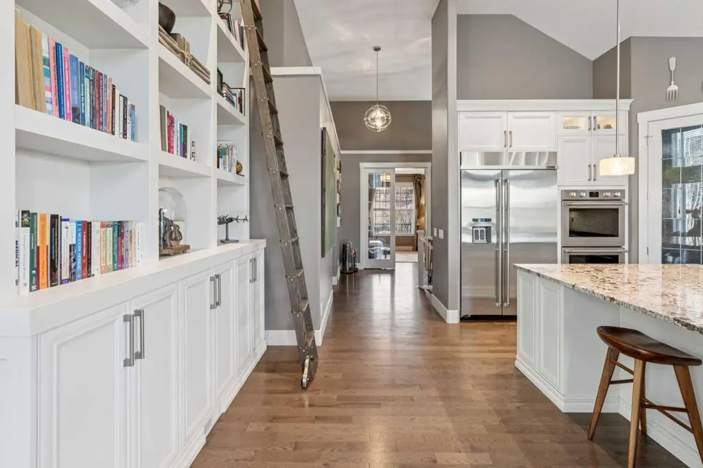 21 Rockford Road NW Calgary AB T3G 0c9