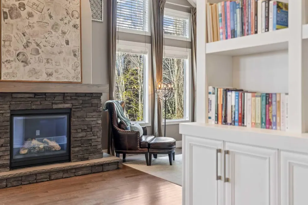 21 Rockford Road NW Calgary AB T3G 0c9