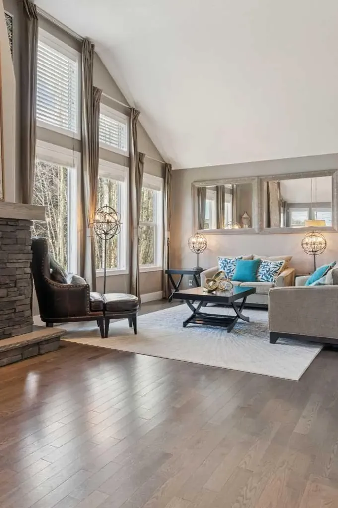 21 Rockford Road NW Calgary AB T3G 0c9