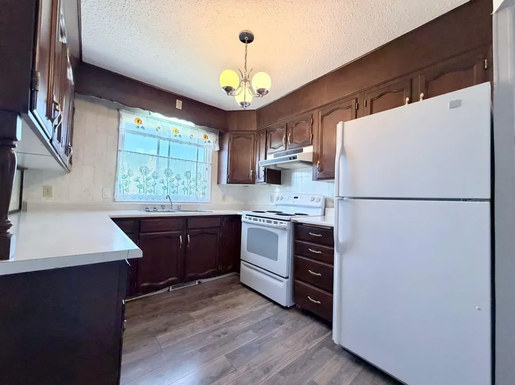 5107 46 Avenue Mayerthorpe AB T0E 1N0
