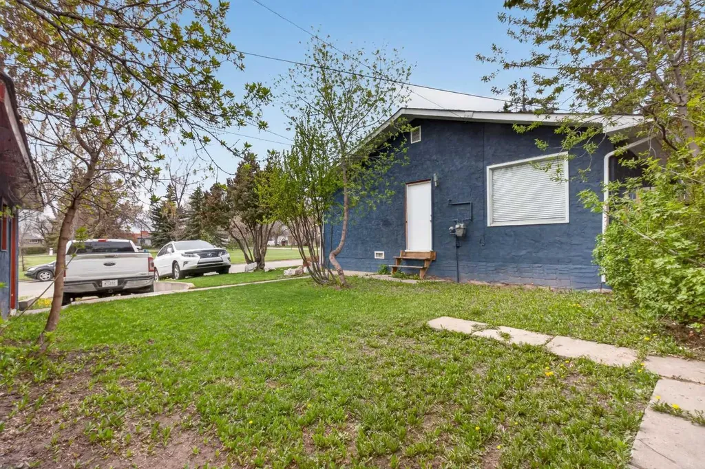 2418 27 Street SE Calgary AB t2b0r2