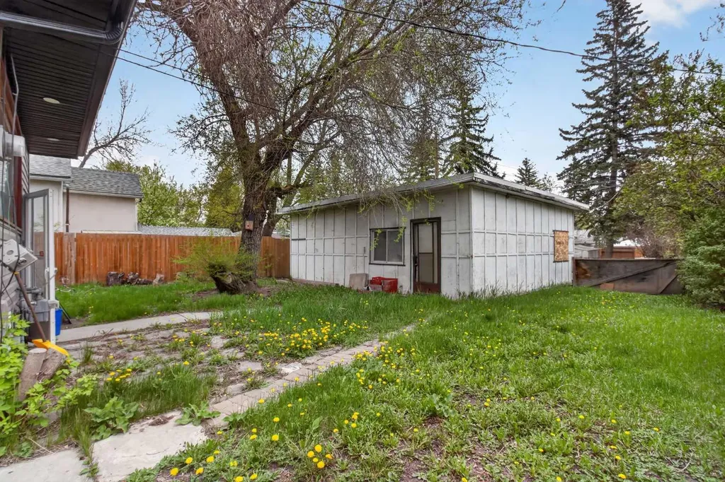 2418 27 Street SE Calgary AB t2b0r2